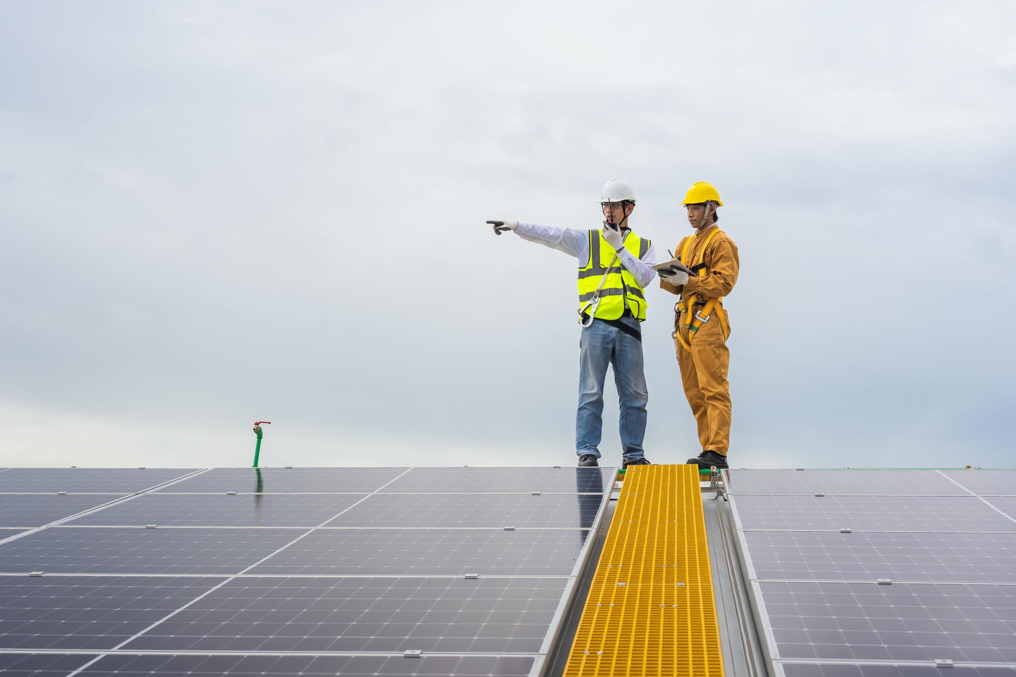 Fotowoltaika dla firmy w 2026 roku: ile kosztuje instalacja 50 kWp i kiedy magazyn energii ma sens?